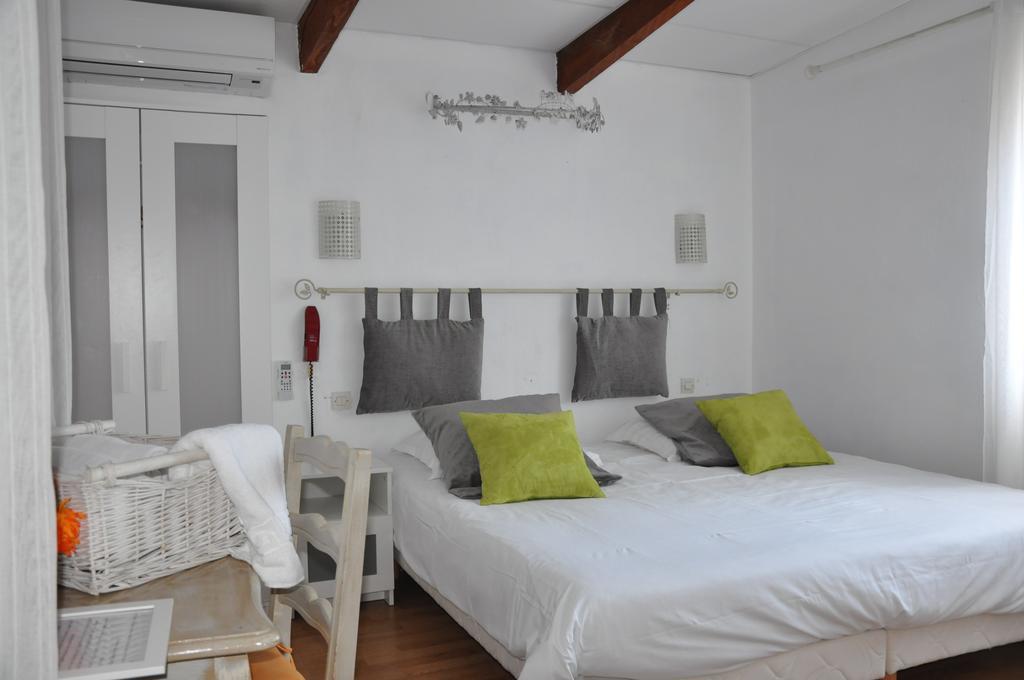 Hotel Les Mimosas Bormes-les-Mimosas Szoba fotó